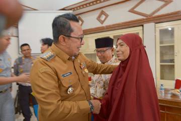 Bupati Eka Putra Serahkan Santunan Korban Kecelakaan