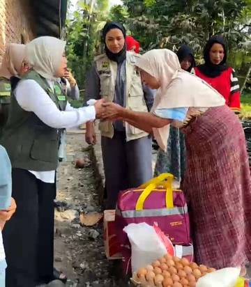 Ketua TP PKK Padang Pariaman Salurkan Bantuan Kebakaran