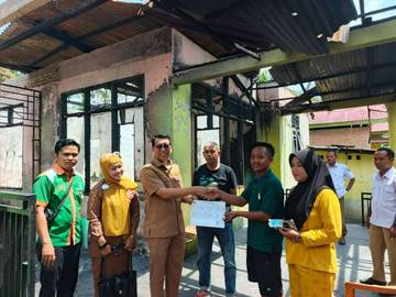 Disdukcapil Pessel Serahkan Dokumen Kependudukan pada Korban Kebakaran