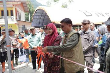 Bupati Pessel Hendrajoni Resmikan Huntara di Bayang Utara 