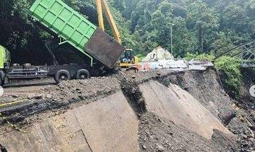 Pengguna Jalan Minta Perbaikan Lembah Anai Dipercepat