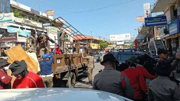 Petugas Gabungan Tertibkan PKL di Pasar Raya Padang
