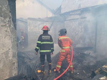 Sembilan Petak Bangunan Terbakar di Nanggalo Padang