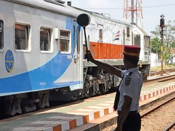 Bahasa Isyarat Unik Petugas Kereta Api di Indonesia