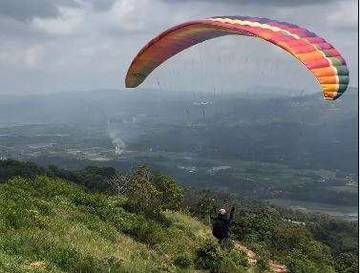 Puncak Bidadari Solok Jadi Destinasi Favorit Paralayang Sumbar