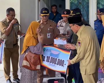 Pemko Padang Salurkan Bantuan Warga Terdampak Kebakaran
