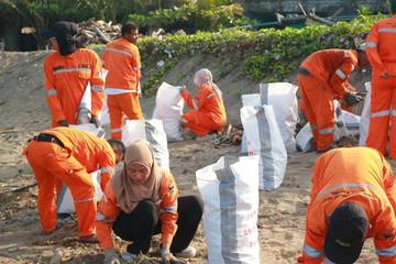  Pantai Purus Dibersihkan, Dukung Gerakan Indonesia Asri