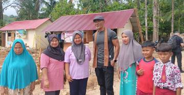 Deddy Corbuzier Tinjau Huntap Padang, Puji Semangat Adat