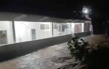Hujan Lebat Picu Banjir di Padang