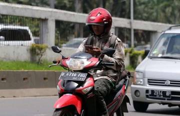 Bahaya Bermain HP Sambil Berkendara