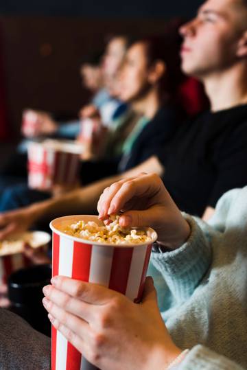 Alasan Popcorn Camilan Favorit Saat Nonton Film 