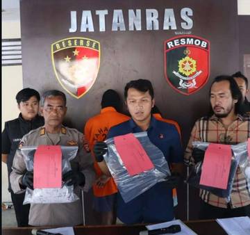 Driver Ojol Dikeroyok Dua ABG di Jalan Raya
