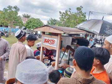 Gebyar Jum’at Berkah, Ratusan Mangkok Bakso Gratis Dibagikan