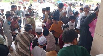 Ratusan Anak Bondol Dapat Jum'at Berkah Gado-Gado