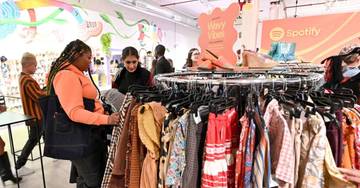 Mengurangi Limbah Tekstil Dengan Outfit Thrift