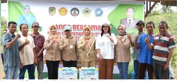 Ketua PKK Barut Hadiri Panen Jambu Kristal Parangkampeng