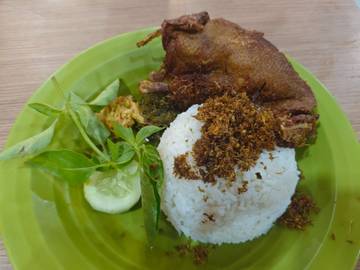 Kuliner Bebek Goreng Lalapan
