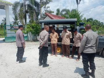 ‎Anggota Polsek Sabangau Tegur Siswa Pengguna Knalpot Brong