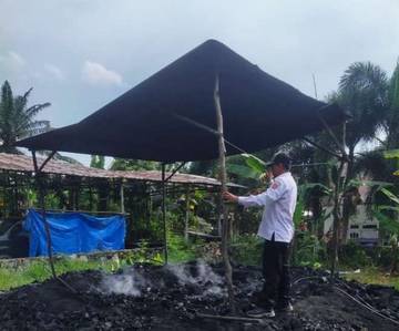 Dapat Laporan Warga, DLH Kobar Sambangi Usaha Pembuatan Arang
