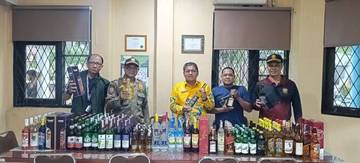 Satpol PP Kobar Amankan 323 Botol Miras Ilegal