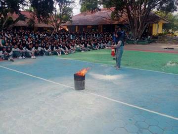 Damkar Kobar Berikan Edukasi Pra-Bencana di SMPN 2 Arut Selatan