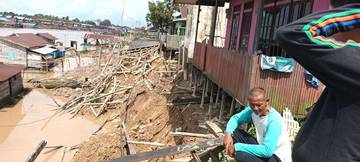 ‎Jembatan Ambruk Akibat Longsor, Akses 15 KK Terganggu