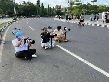 Street Photography Tangkap Aktivitas Warga di Bundaran Besar