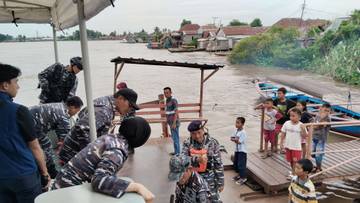 Lanal Palembang Kawal Tukar Uang Baru di Sungai Musi