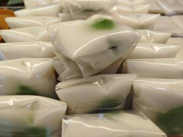 Kue Nagasari Tetap Eksis di Tengah Jajanan Modern