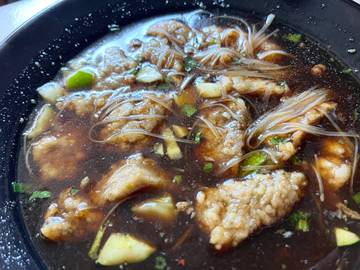 Sensasi Unik Makan Pempek Kulit dengan Kuah Model