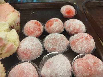 Mochi Stroberi: Camilan Lembut dengan Isian Manis Segar