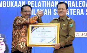 Bupati Muara Enim Raih Penghargaan Posbankum Tercepat