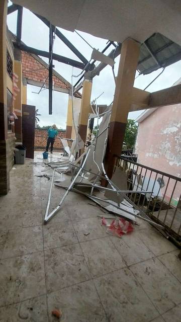 Atap Sekolah di Palembang Ambruk Diterpa Puting Beliung 