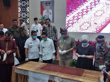 Kisah Selembar Kain Emas dari Australia ke Palembang