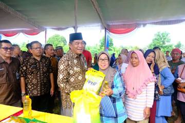 Bupati Muba Buka Operasi Pasar Murah Plakat Tinggi