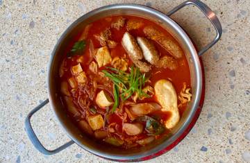 Budae Jjigae Warnai Tren Kuliner Korea