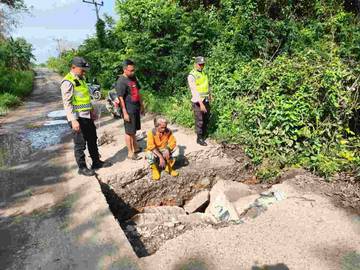 Jalan Poros Desa Amblas, Mobilitas Warga Terancam Terhambat
