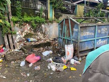 Tumpukan Sampah di Jalan Radio Ganggu Kenyamanan Kuliner