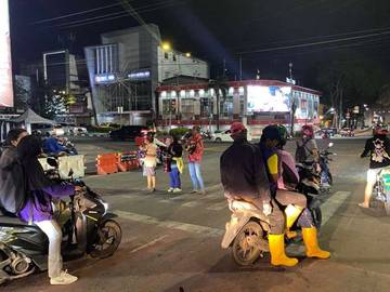 Aktivitas Pengamen Masih Marak di Simpang Charitas Palembang