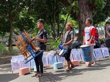 Musisi Jalanan Hibur Pengunjung Minggu Pagi Kambang Iwak