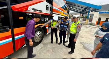 Satlantas Polres OKU Cek Kelayakan Bus 