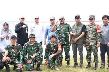 Danrem 044/Gapo Dampingi Itjen Kementan Tinjau Cetak Sawah