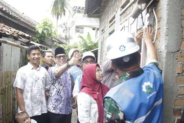 Bupati OKU Beri Bantuan Sambungan Listrik Gratis