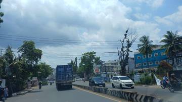 Truk Bertonase Masih Masuk Kota Palembang Siang Hari