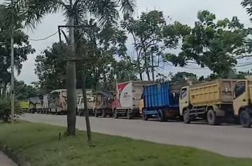 Lama Antrean Solar di Palembang Berangsur Berkurang