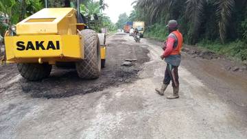 Jalan Rusak Batas Muba-Mura Mulai Diperbaiki