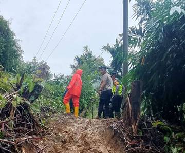 Dua Ruas Jalan Sungai Are Tertutup Longsor