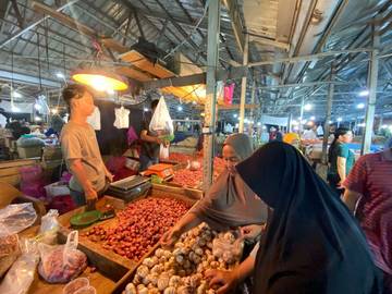 Harga Bawang Merah dan Putih Stabil di Pasar Jakabaring