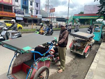Bentor Bertahan di Tengah Persaingan Transportasi Modern