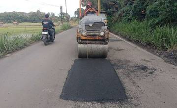 Jalur Mudik Jalinteng Baturaja Dibersihkan dari Lubang